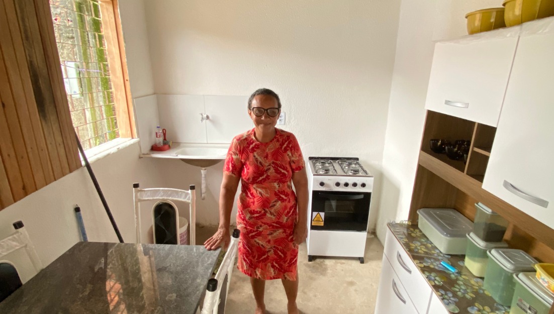 Dona Vânia, beneficiária de melhorias habitacionais no bairro Marrocos